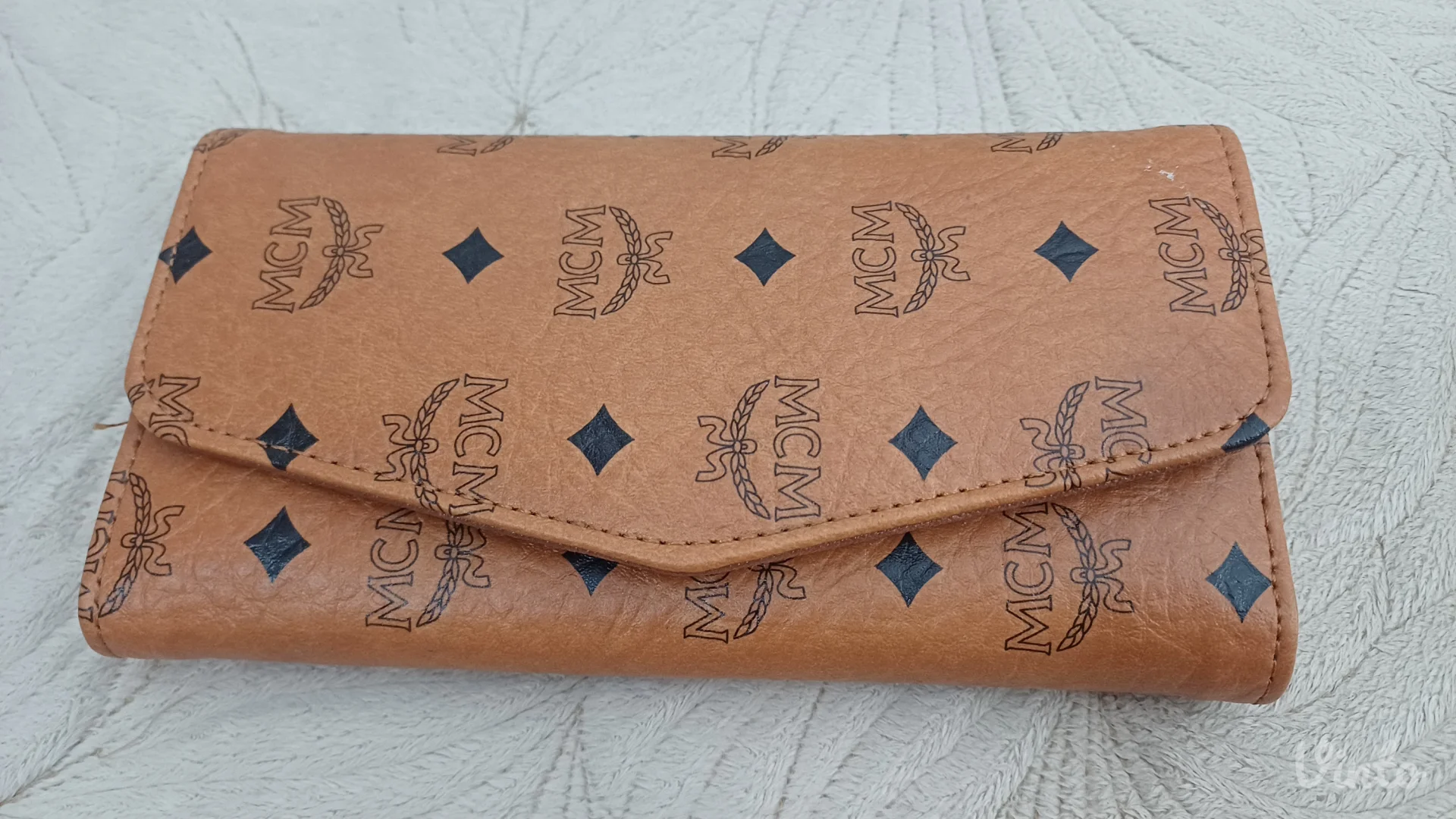 Elegantni novčanik u MCM stilu u toploj konjak-braon boji