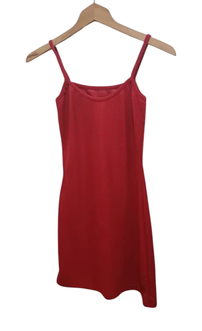 Crvena slip haljina, nežno svetlucava