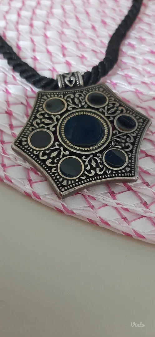 Unikatna ogrlica sa priveskom