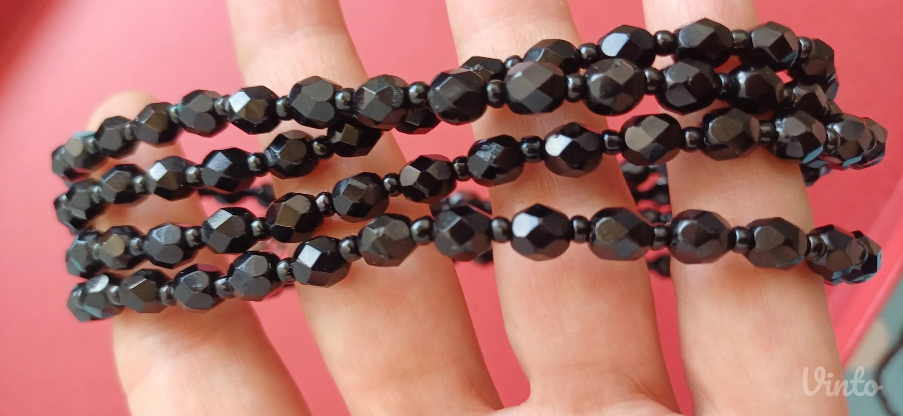 Vintage crna ogrlica od brušenog stakla