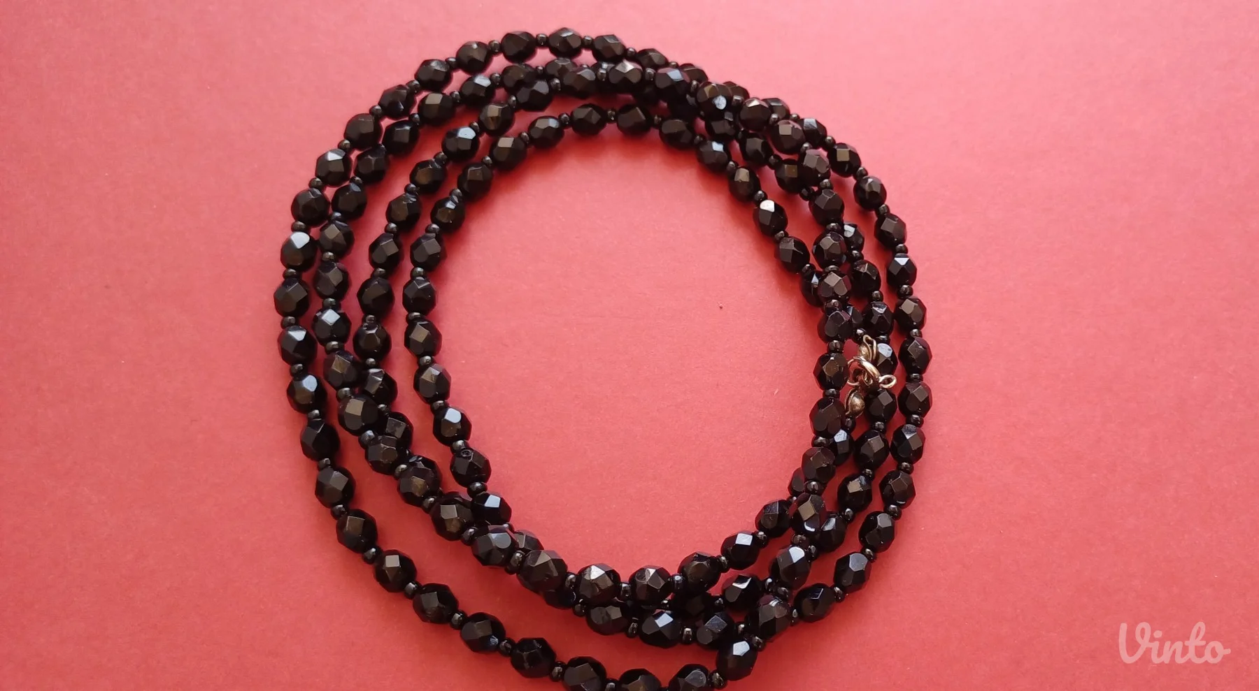 Vintage crna ogrlica od brušenog stakla