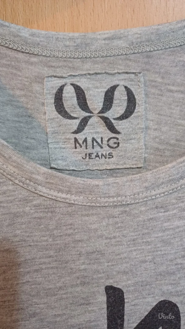 Siva Mango majica sa upečatljivim natpisom