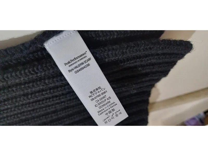 Peak Perfomance vrhunski šal 100% vuna ,novo