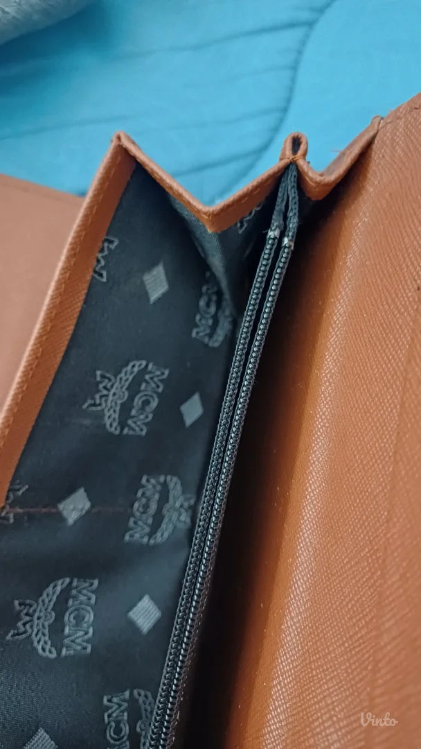 Elegantni novčanik u MCM stilu u toploj konjak-braon boji