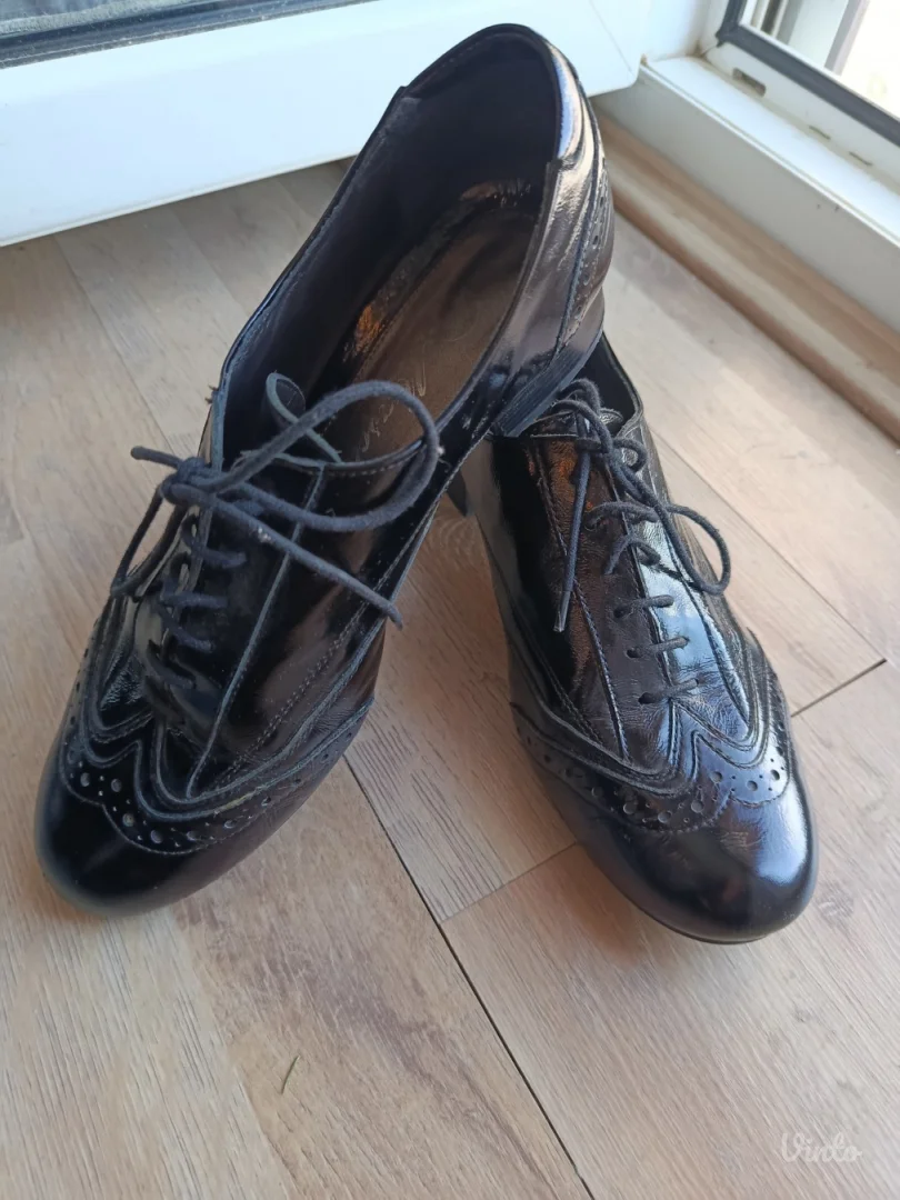 Klasicne lakovane cipele uvek u trendu