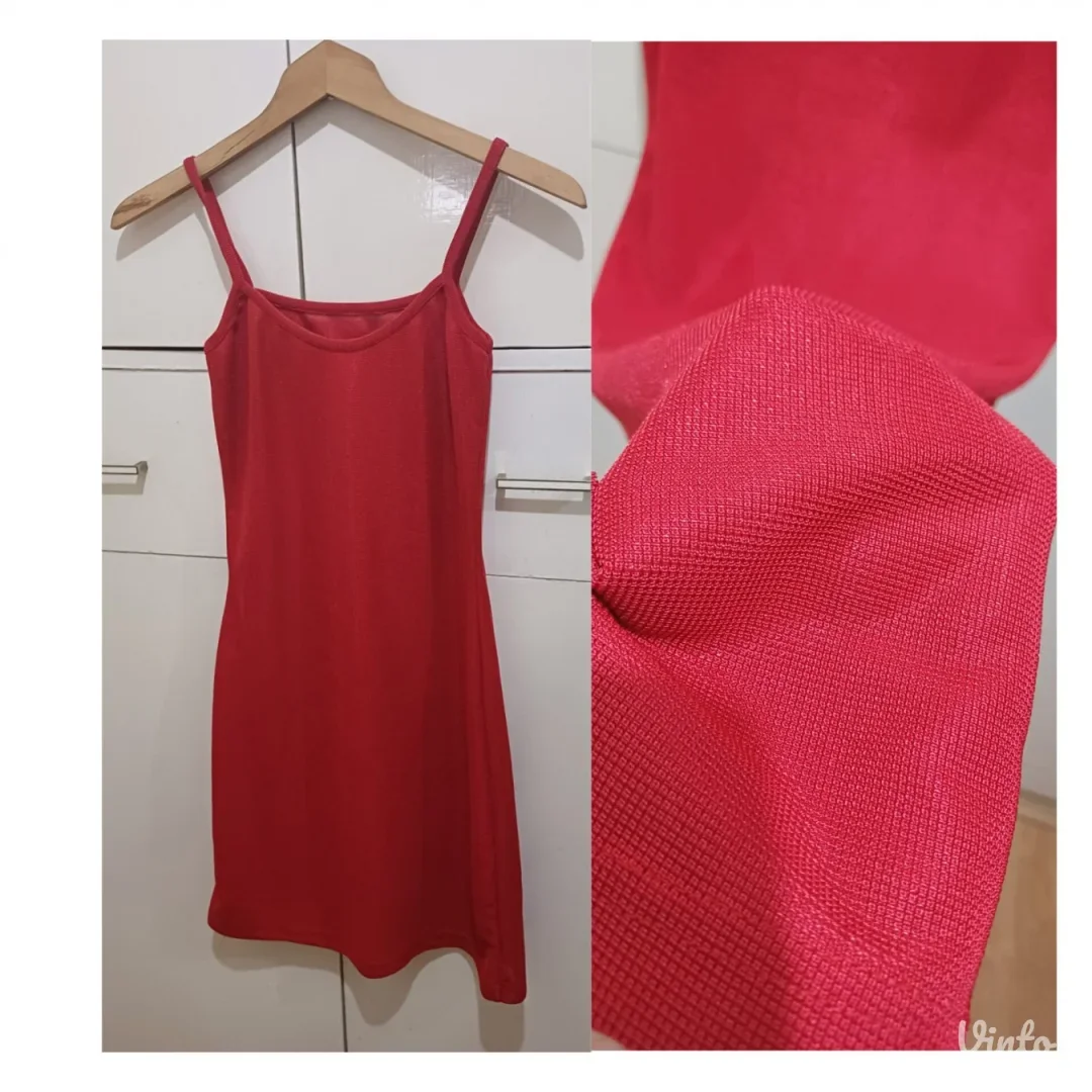 Crvena slip haljina, nežno svetlucava