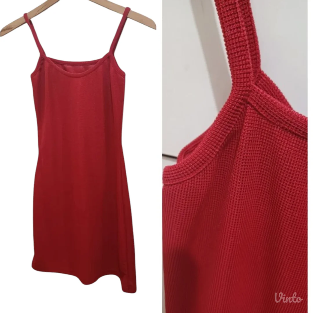 Crvena slip haljina, nežno svetlucava