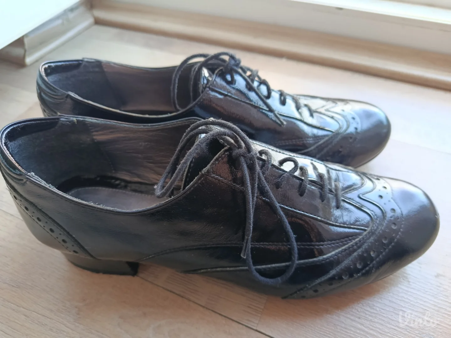 Klasicne lakovane cipele uvek u trendu