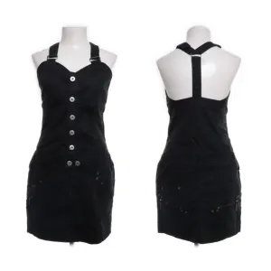 Nova crna haljina na tregere