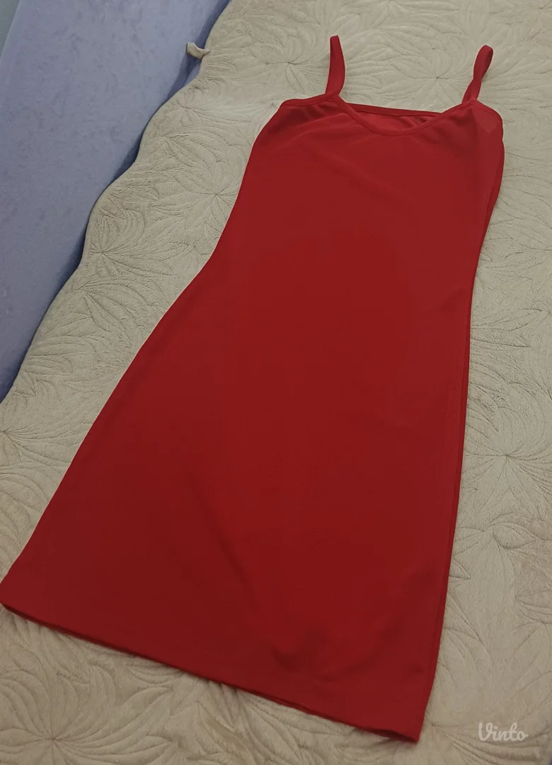 Crvena slip haljina, nežno svetlucava