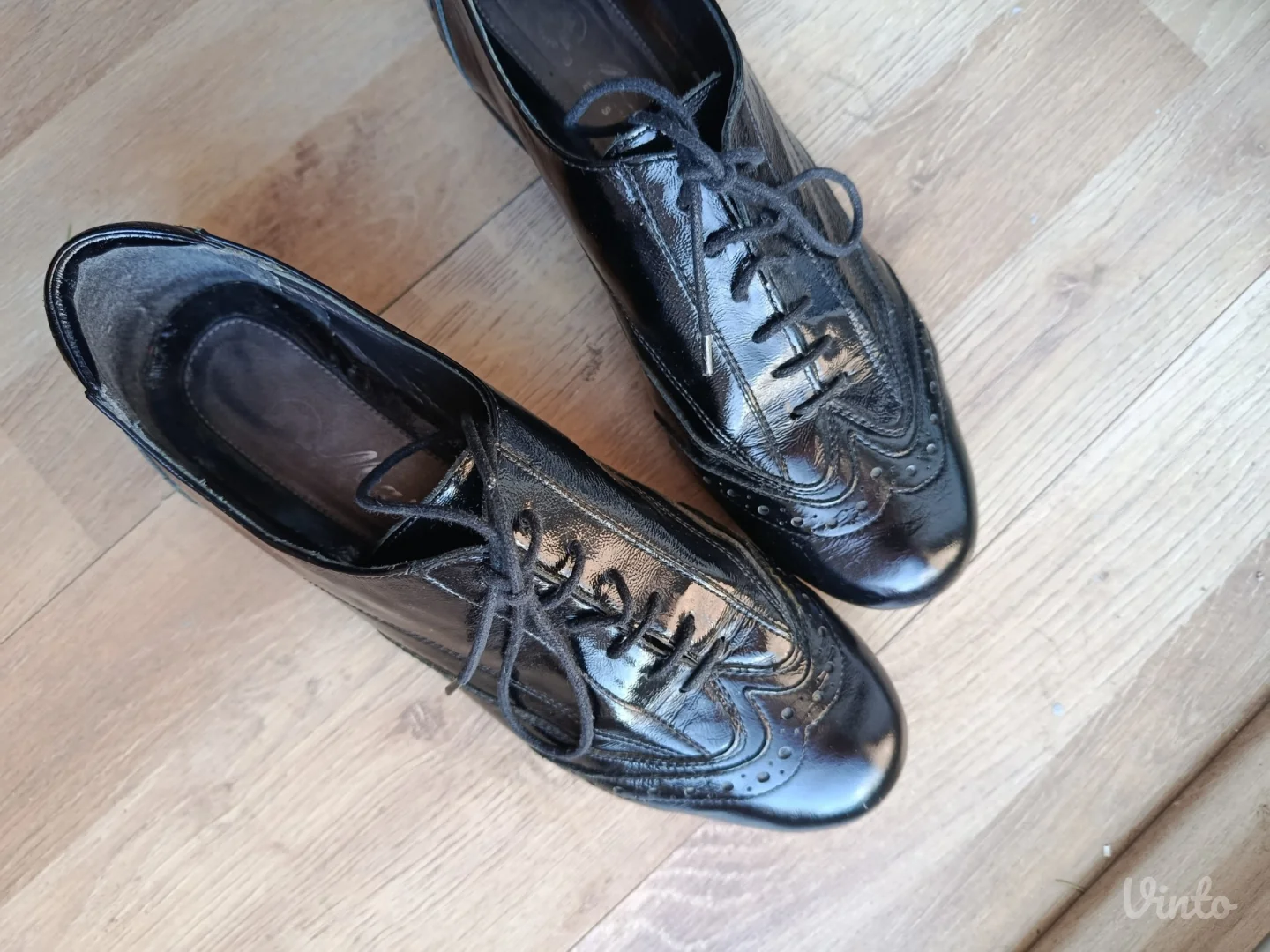 Klasicne lakovane cipele uvek u trendu