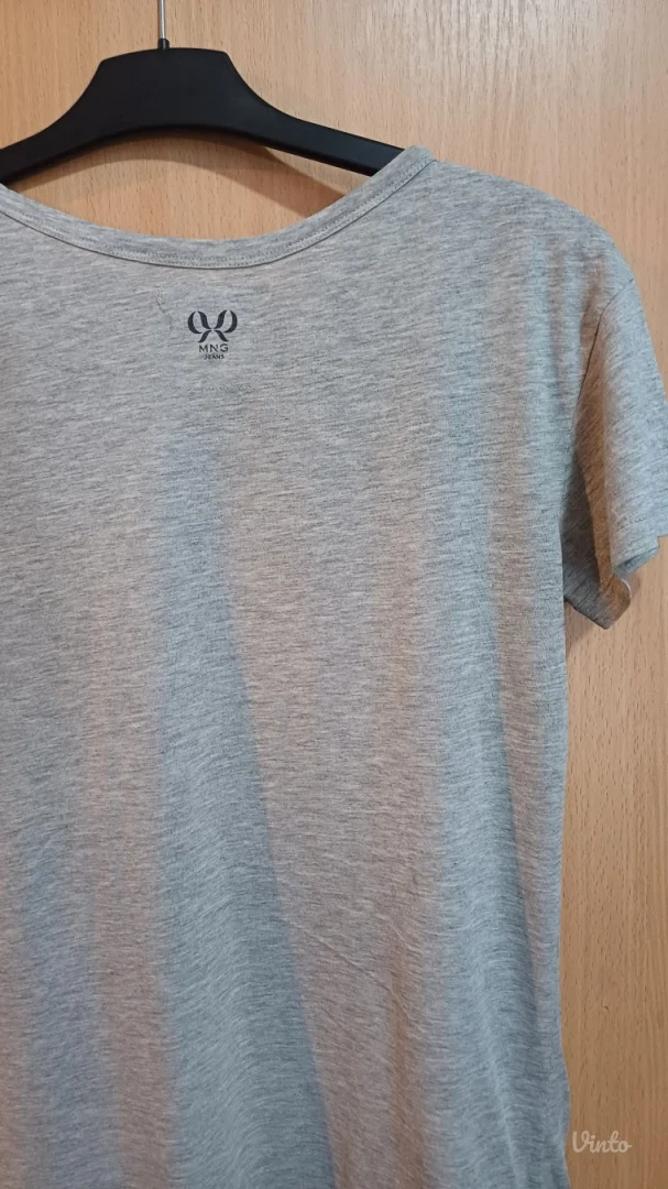 Siva Mango majica sa upečatljivim natpisom