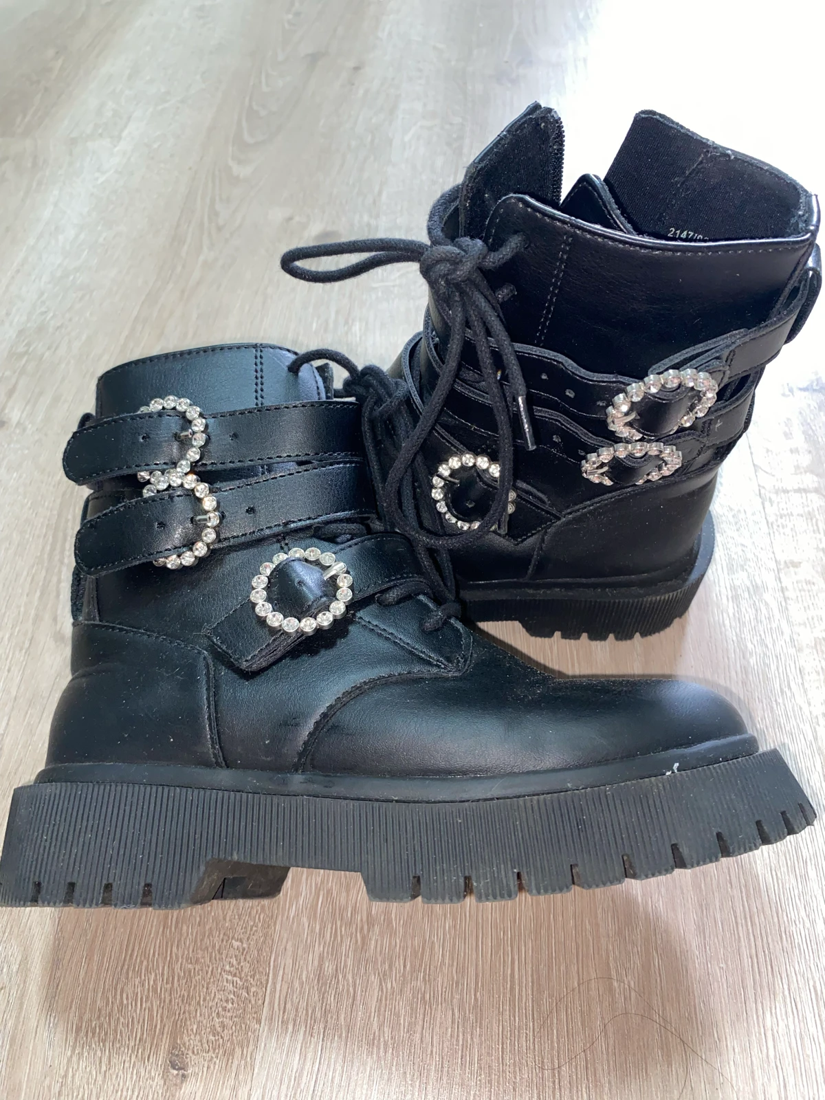 Zara nove čizme 32br