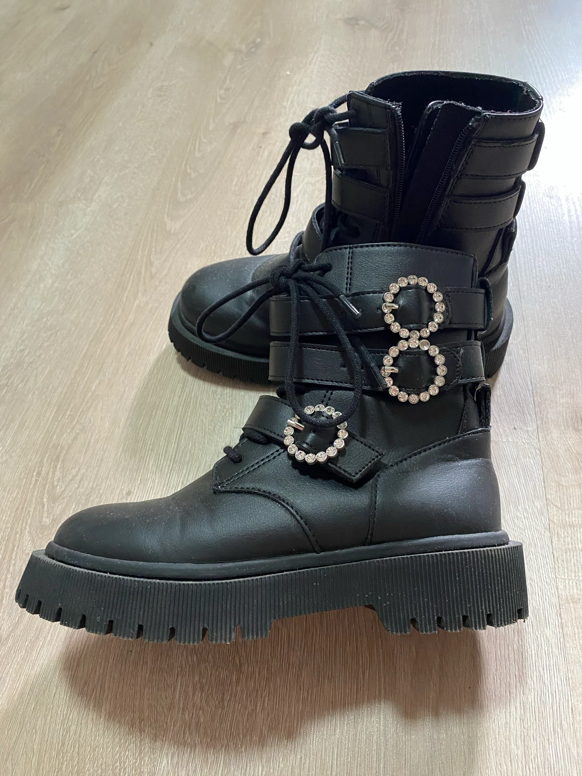 Zara nove čizme 32br