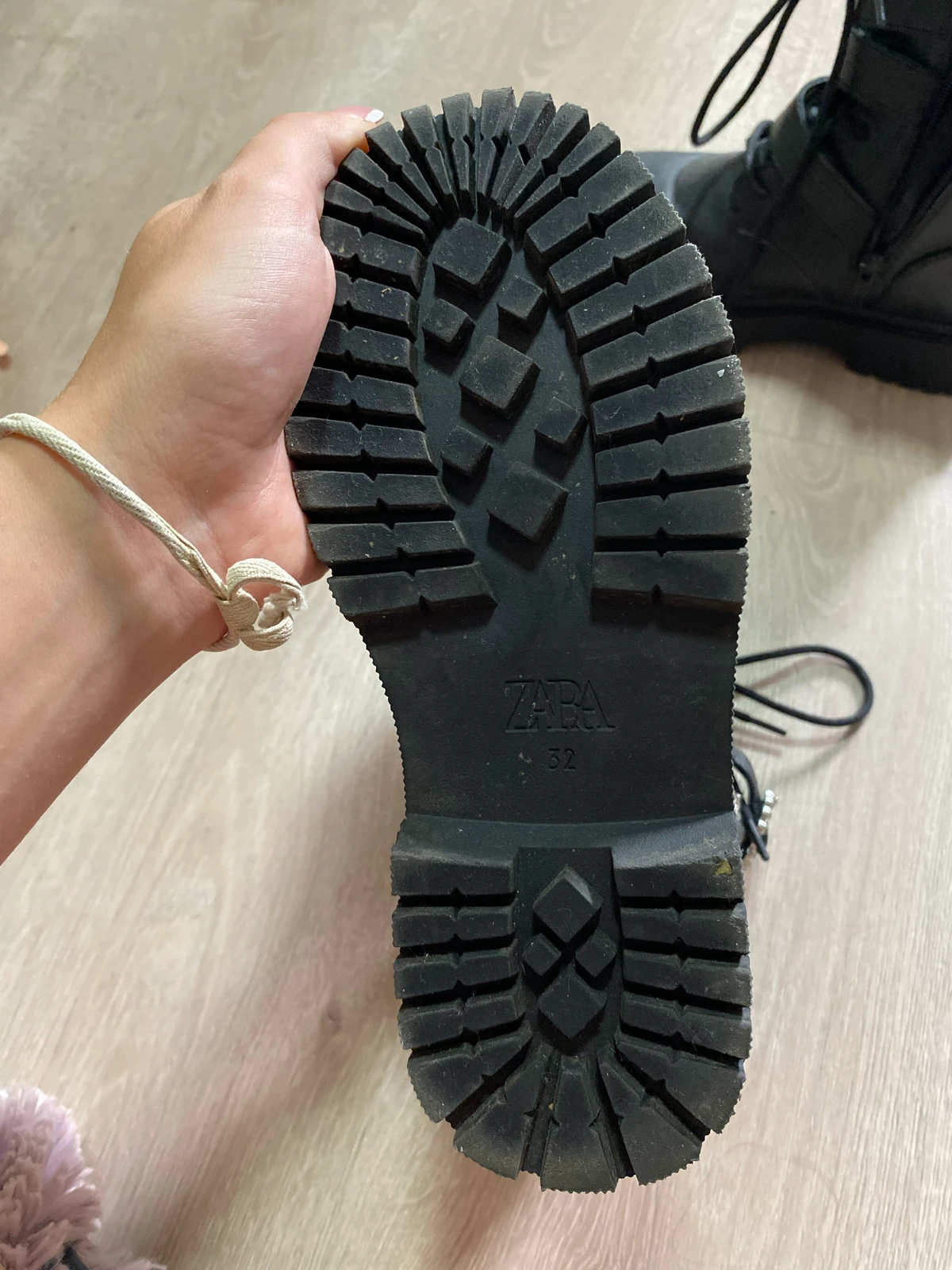 Zara nove čizme 32br