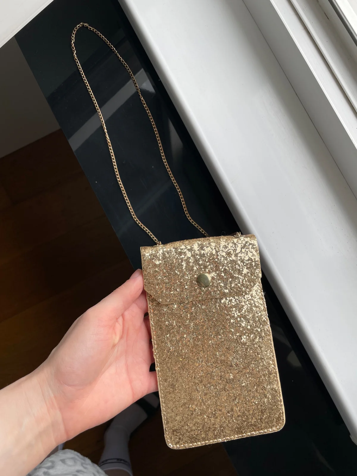 Mini zlatna torbica za telefon