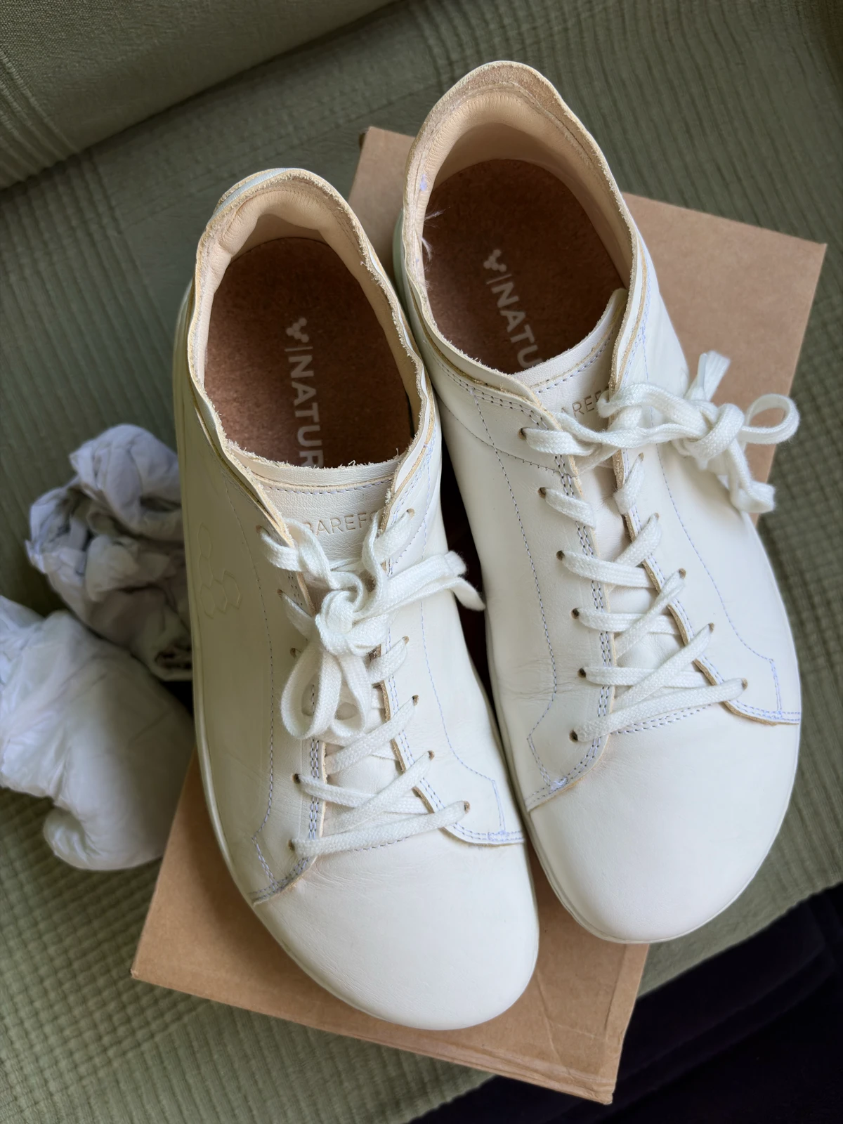 Vivobarefoot bele patike, br. 42