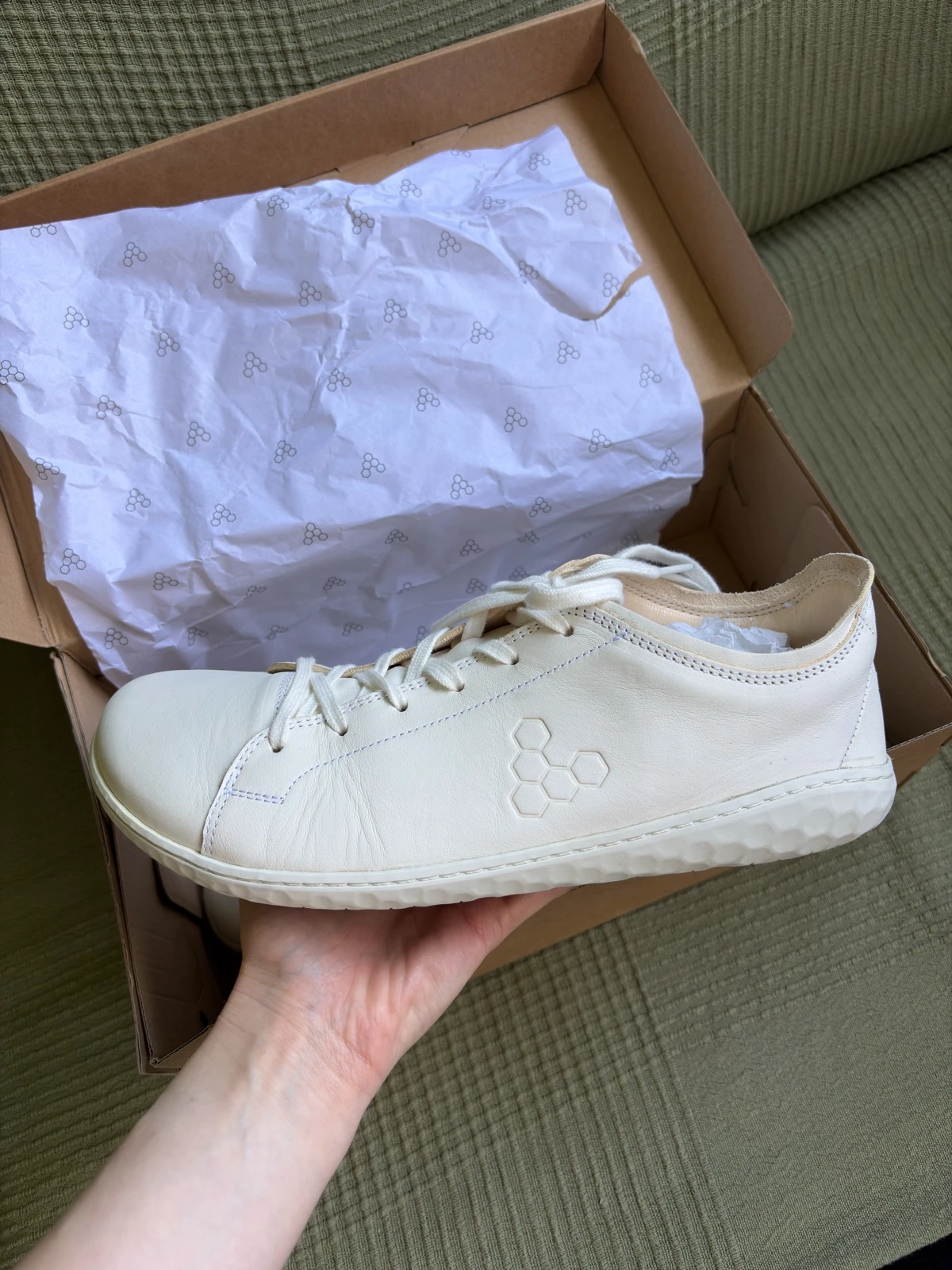 Vivobarefoot bele patike, br. 42