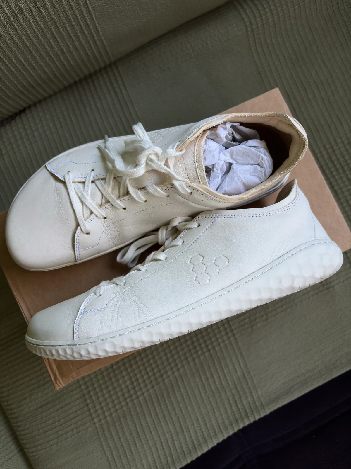 Vivobarefoot bele patike, br. 42
