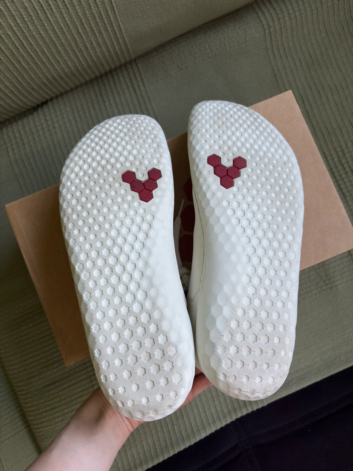 Vivobarefoot bele patike, br. 42