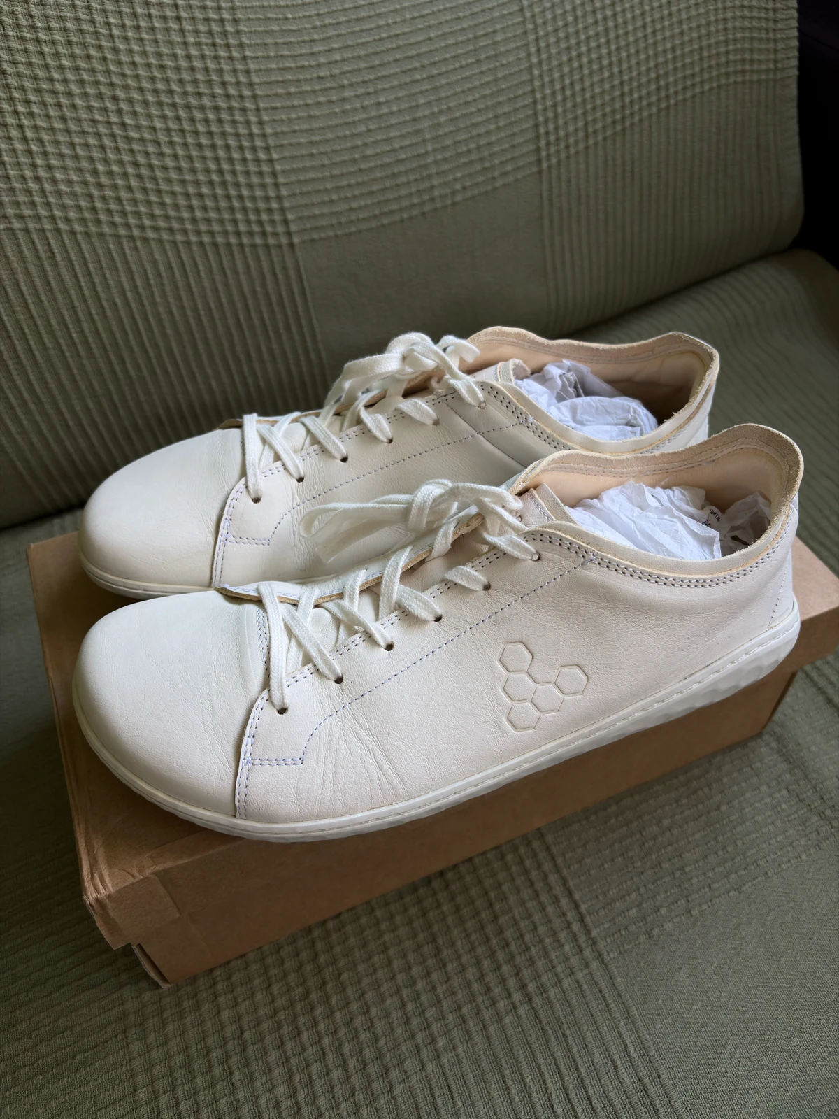 Vivobarefoot bele patike, br. 42