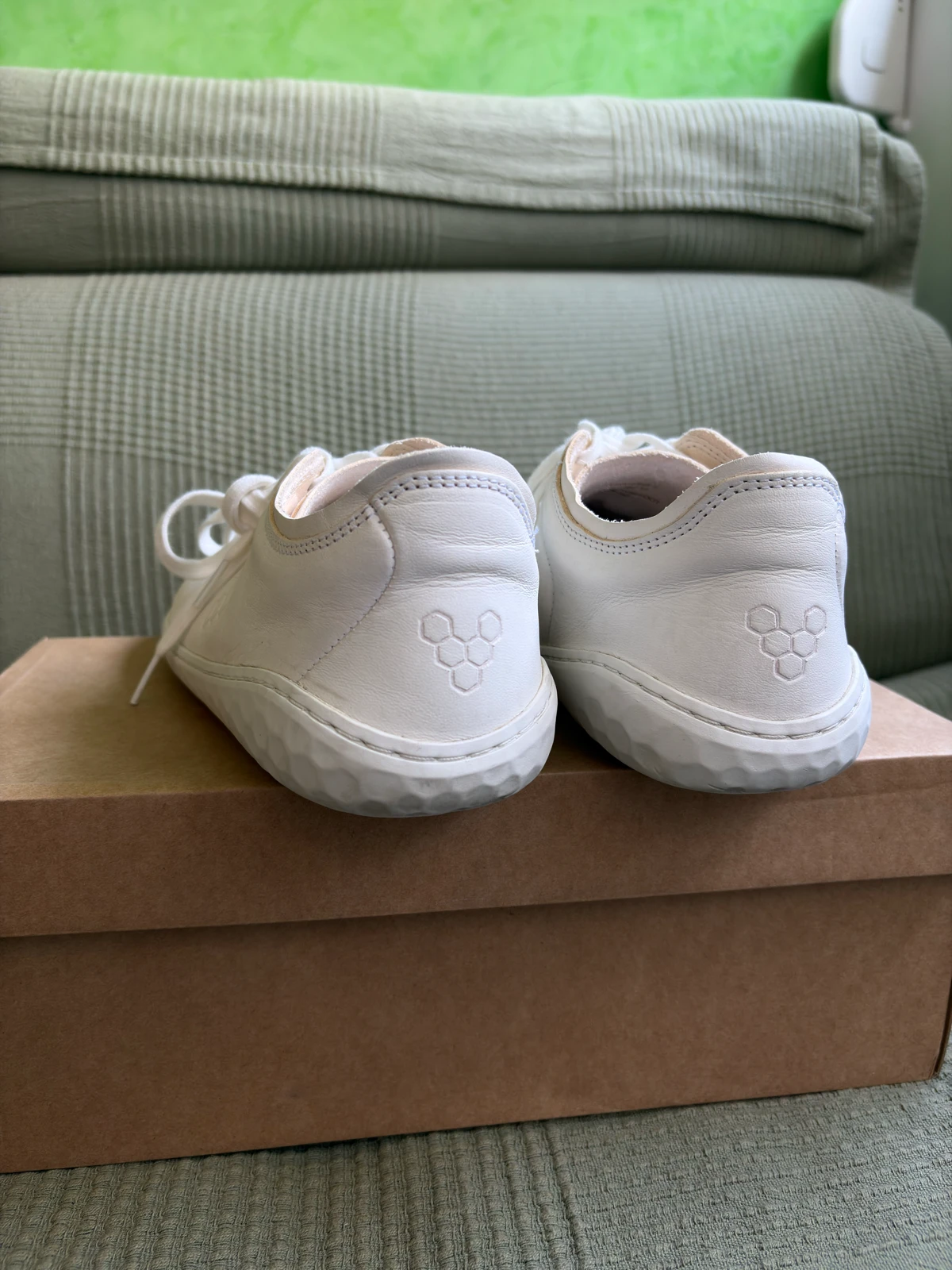 Vivobarefoot bele patike, br. 42