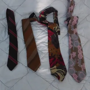 4 kravate 200 dinara