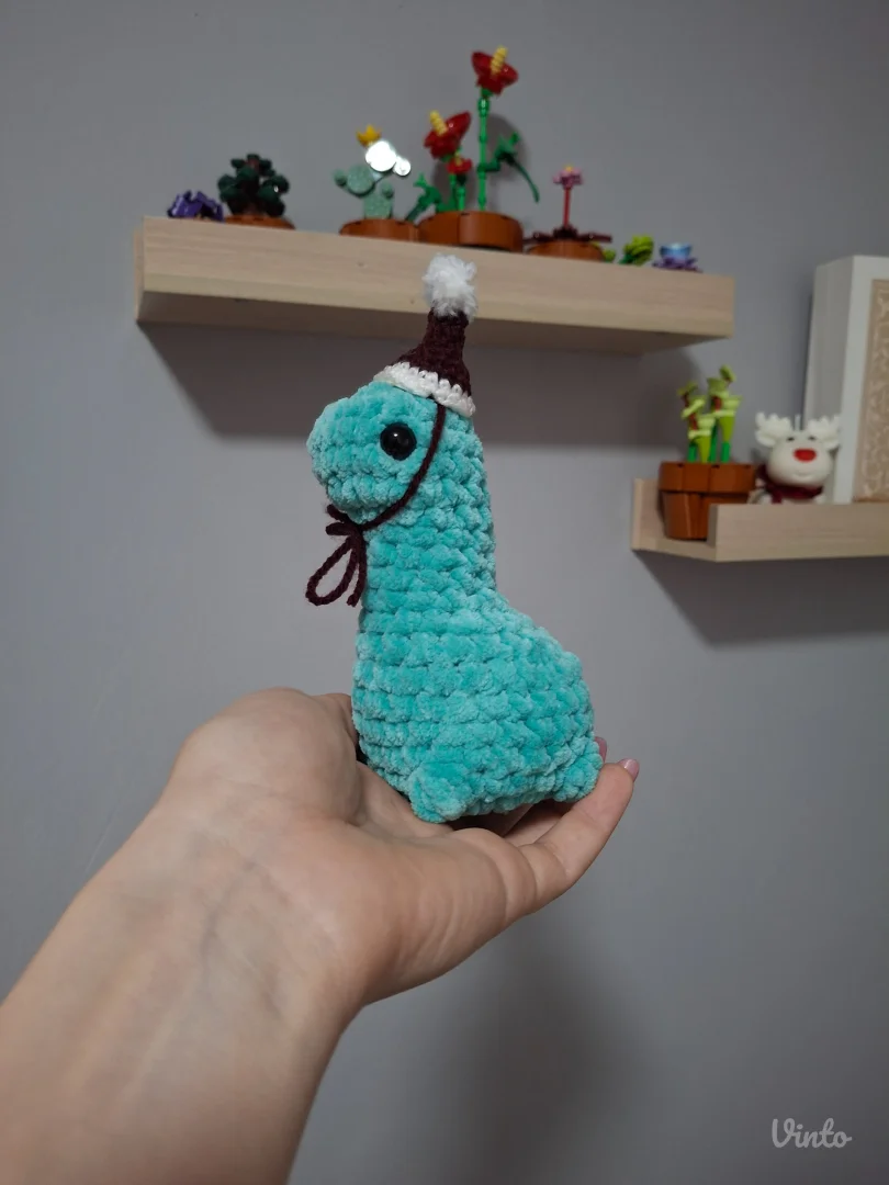 Ručno heklani dino sa božićnom kapicom