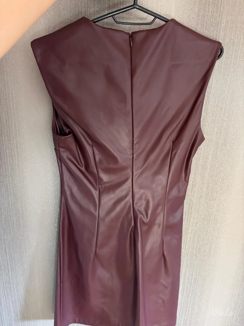 Stradivarius kožna bordo haljina