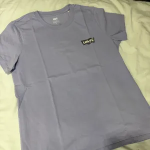 Levis lila majica