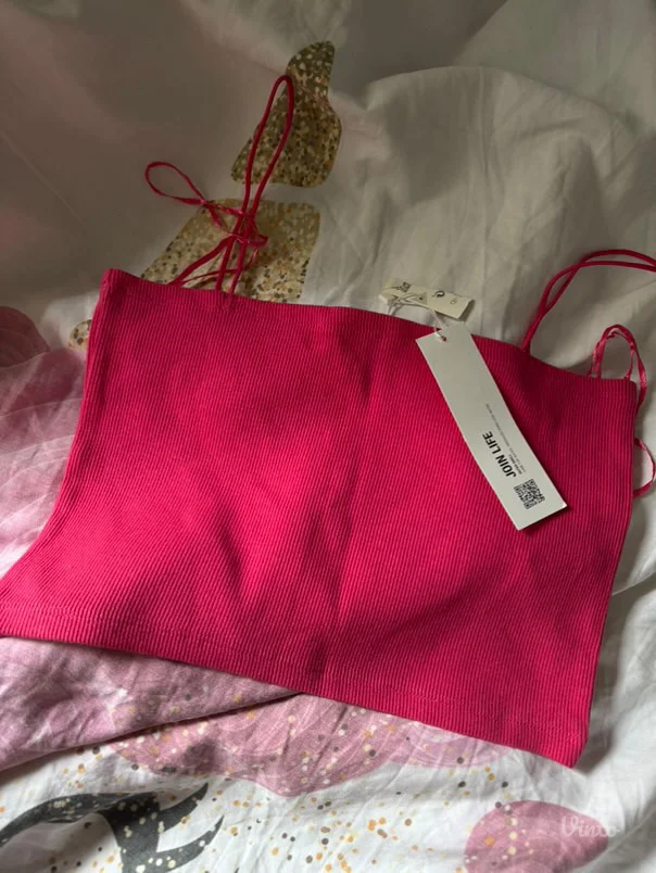 Zarin top sa etiketom