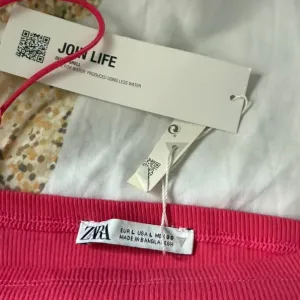 Zarin top sa etiketom