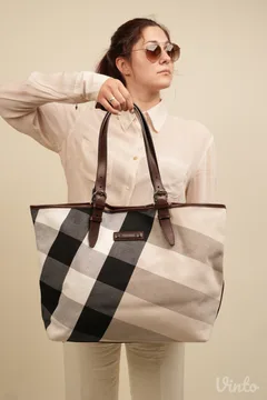 Burberry Victoria Mega Check luksuzna platnena tote torba