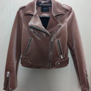 Bershka rokerica od plisa