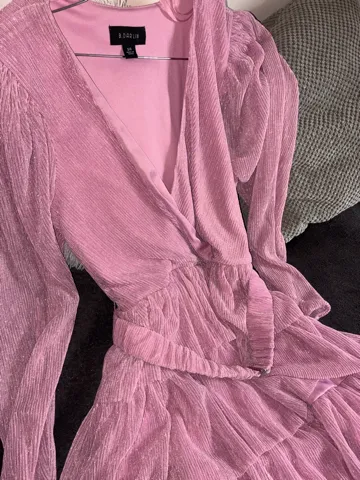 Roze sljokicava haljina