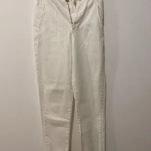 Zara farmerke sa etiketom