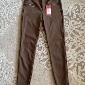 Nove italijanske pantalone sa etiketom