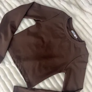 Krop top majica na dugi rukav