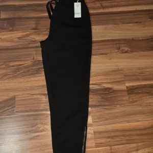 Guess crni donji deo trenerke