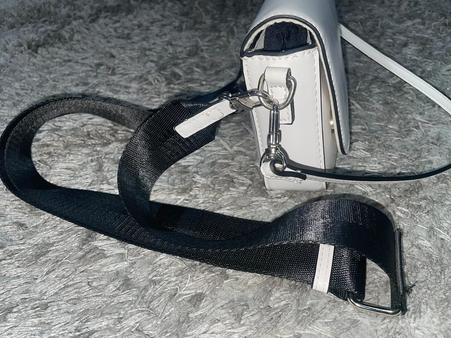 Stradivarius bela mala torba