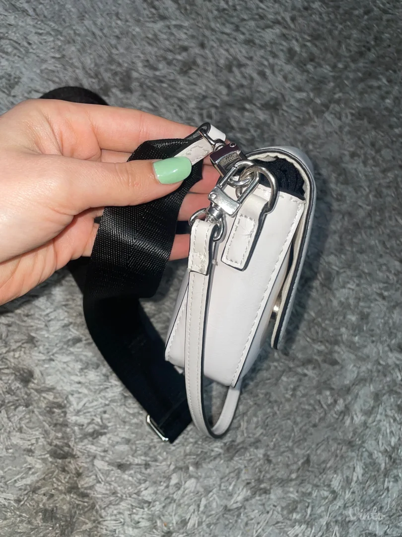 Stradivarius bela mala torba