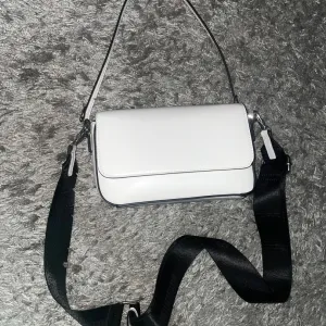 Stradivarius bela mala torba