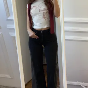 Bershka - Tamne zvonaste farmerke