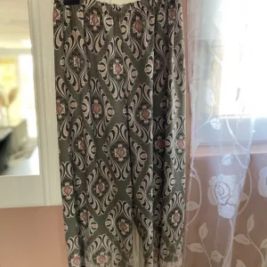 Komplet pantalone + lagani kardigan (M/L)