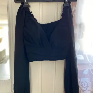 Crni crop top sa dugim rukavima