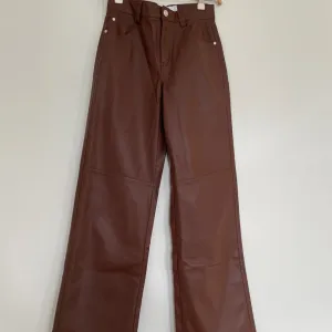 Bershka kožne braon pantalone