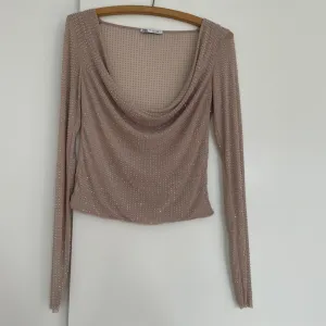 Zara-elegantna majica sa cirkonima