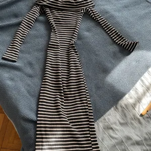 Bershka uska prugasta haljina